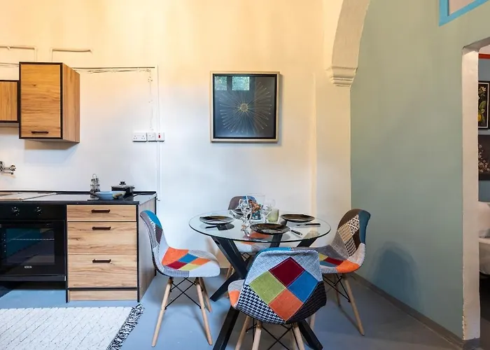 Blue Haven - 2-br Artistic Escape In Apartment